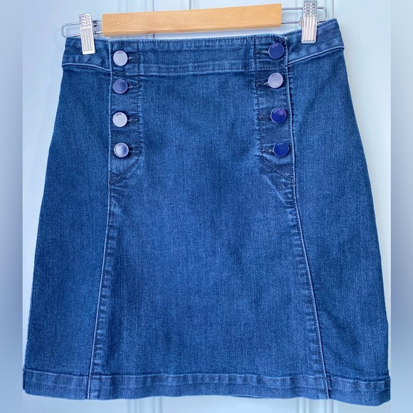 LOFT - Denim Blue Button Skirt. Size 0 - Picture 5 of 5